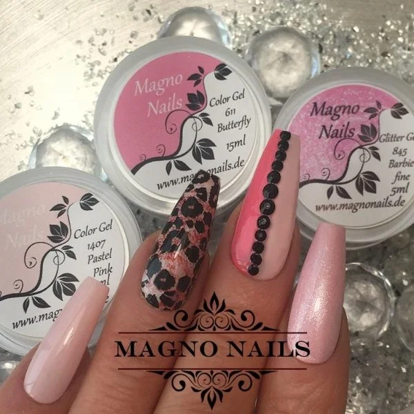 Rosa Nägel mit Leo Muster